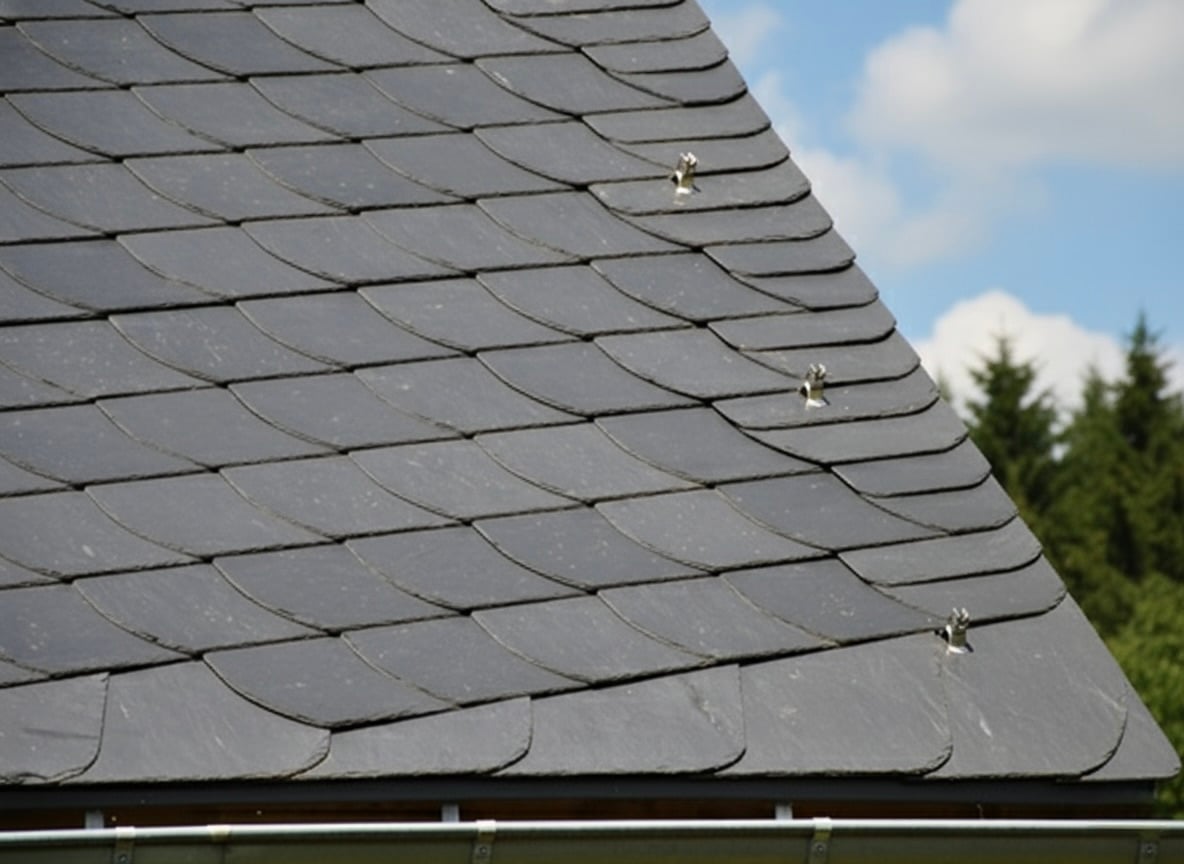 Perfekt verlegte Schieferplatten in Nahaufnahme