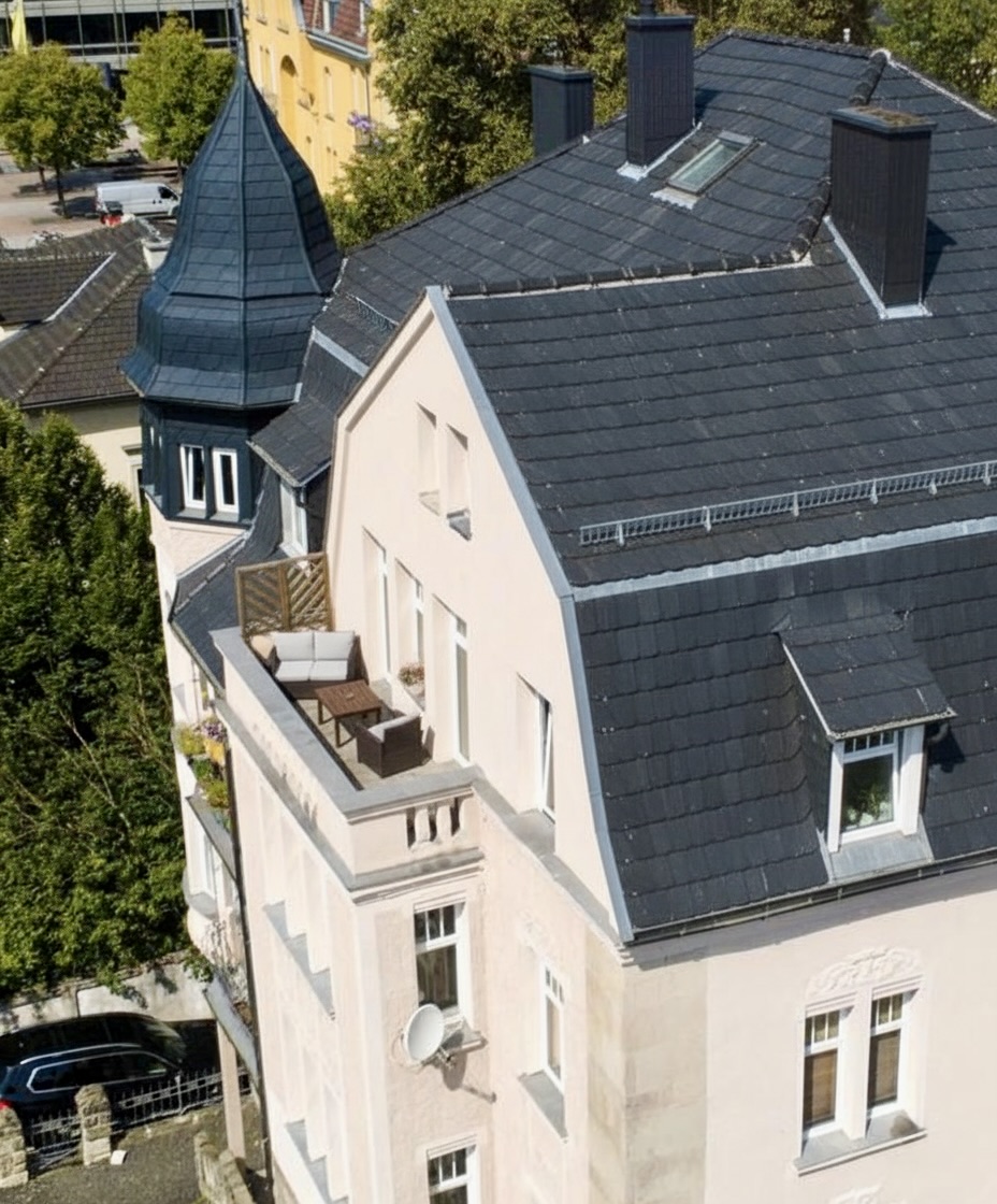 Schieferdach mit Turm – Luftaufnahme historisches Gebäude