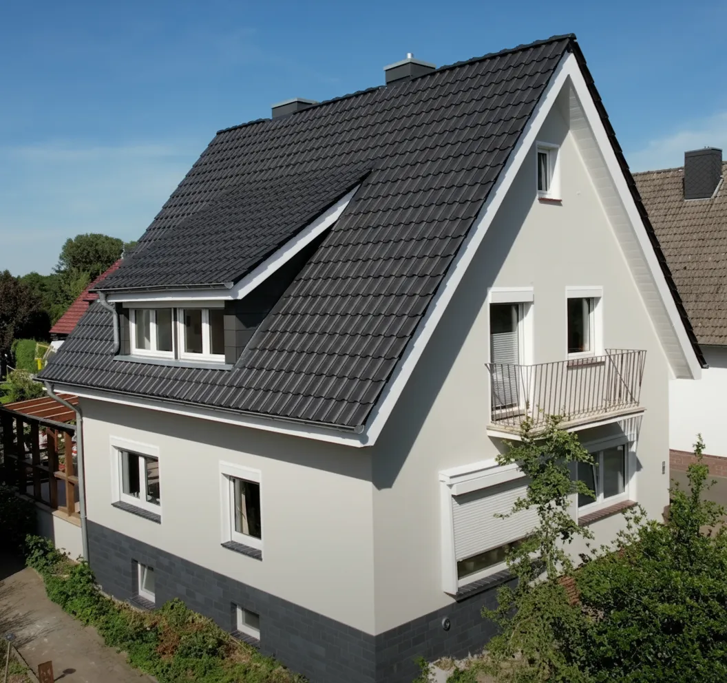 Graues Ziegeldach mit Gauben – moderne Architektur